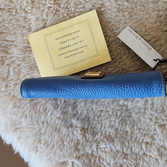 Gorgeous NWT Dooney & Bourke Blue Pebbled Leather Flap Over Wristlet 💙 - Picture 5 of 15